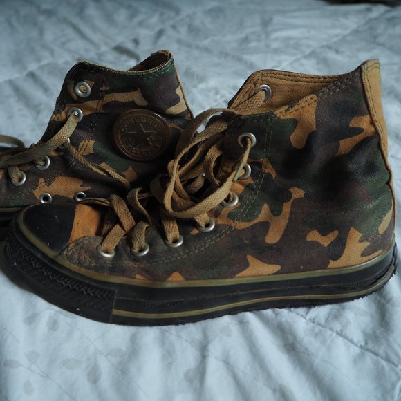 black camo converse